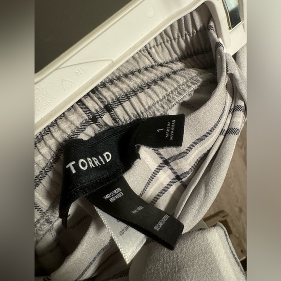 Torrid grey plaid trousers with a tie belt - Picture 3 of 3